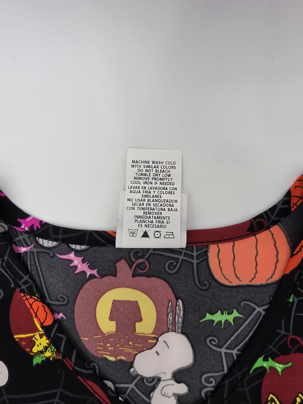NWT Peanuts Halloween Snoopy Charlie Brown Scrub Medical Top V Neck S Pockets - Picture 3 of 10